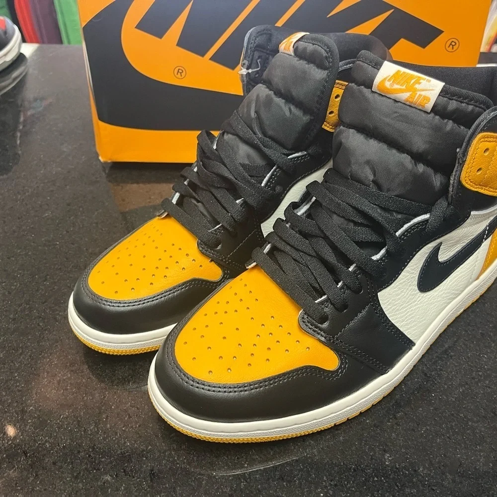 Sz 7 Air Jordan 1 Retro High OG 'Yellow Toe'